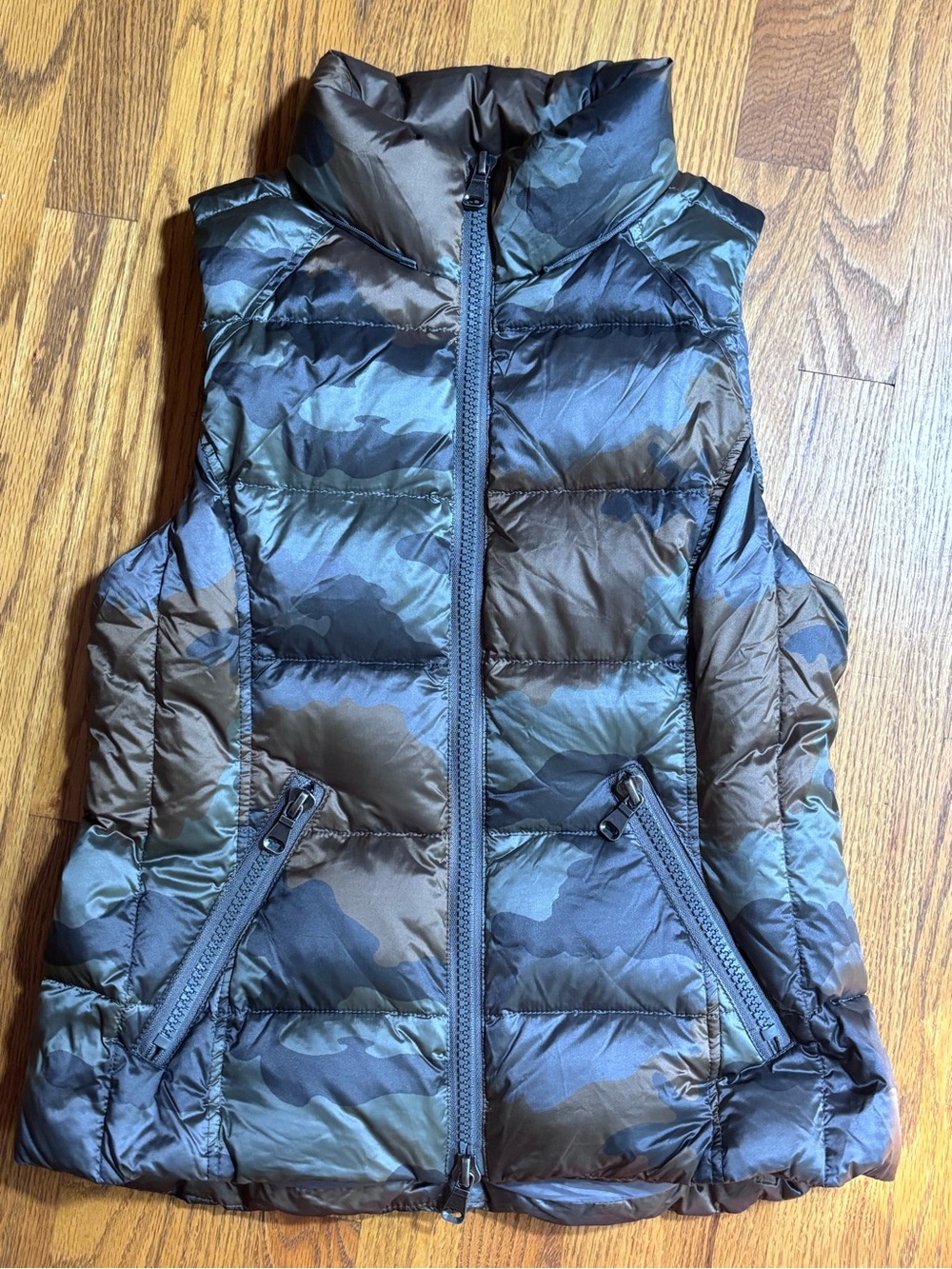 Evereve Camo Down Puffer Vest Small Fall Hiking Travel Athleisure